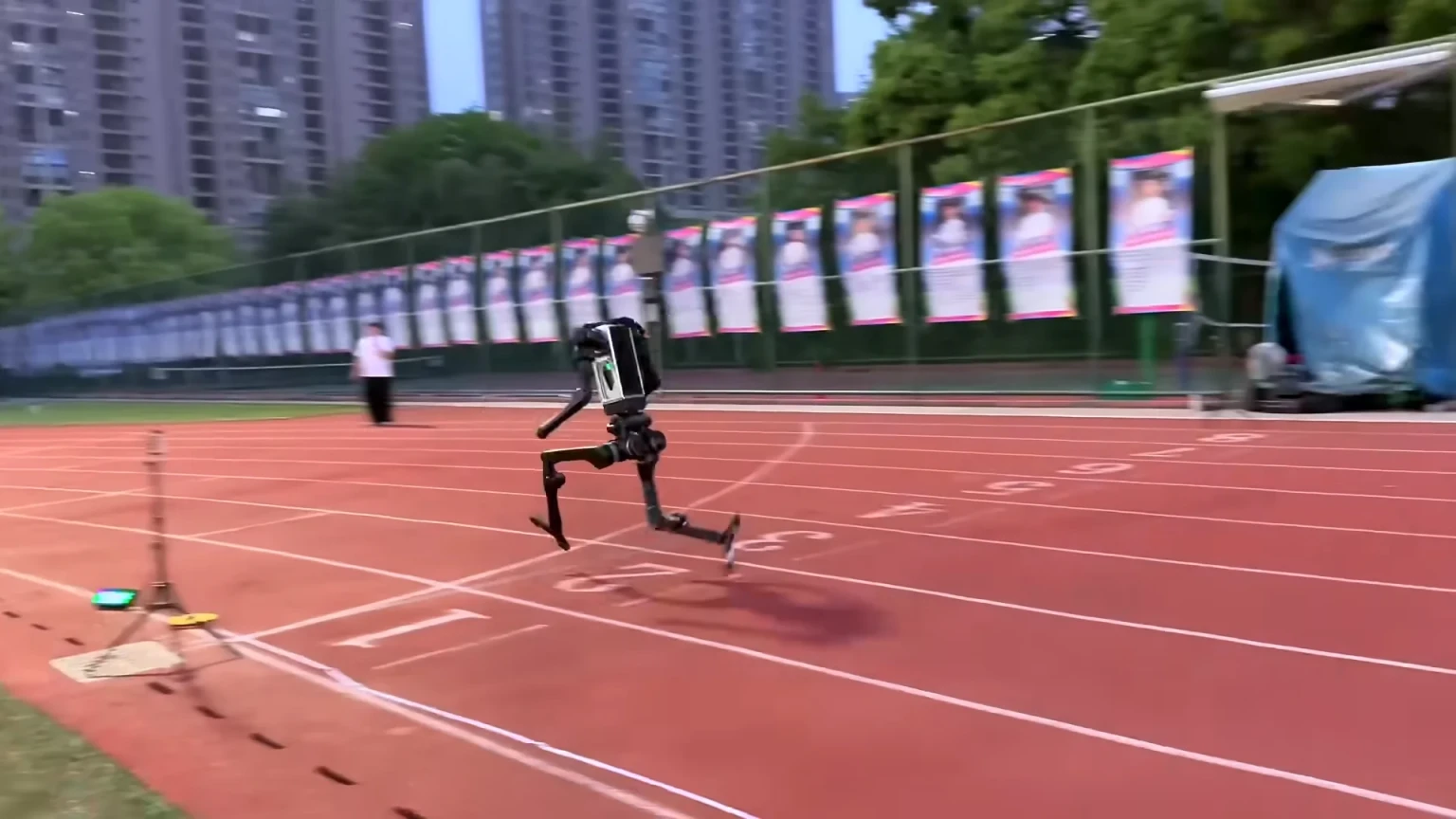 Китайський робот Unitree H1 кидає виклик олімпійським чемпіонам