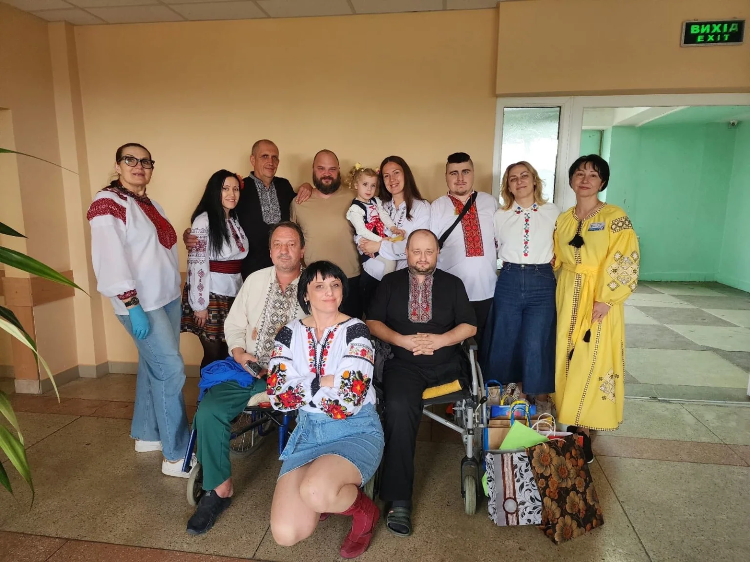 Символічні обереги для захисників: в Ужгороді збирають вишиванки для поранених