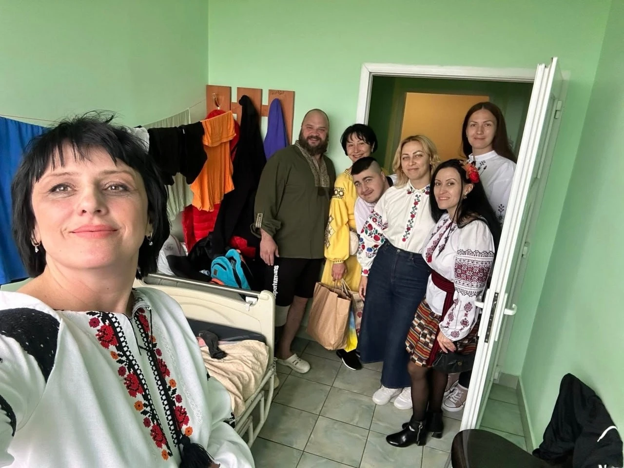 Символічні обереги для захисників: в Ужгороді збирають вишиванки для поранених