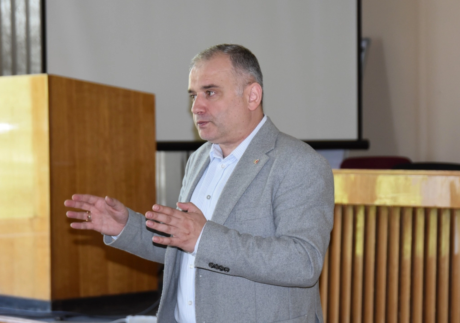 Аналітичне мислення та кар’єра: Андрій Шекета провів лекцію для першокурсників УжНУ