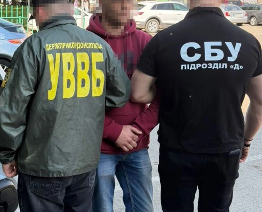 Хабарі за безперешкодний проїзд: на Закарпатті затримано двох прикордонників