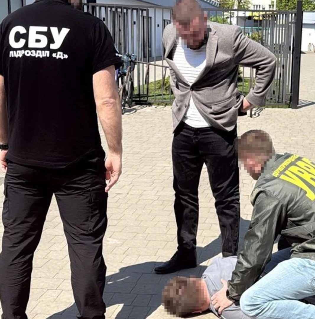 Хабарі за безперешкодний проїзд: на Закарпатті затримано двох прикордонників