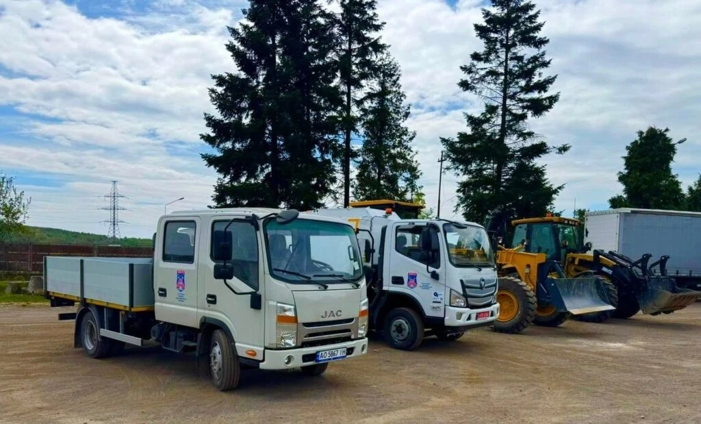 Комунальники Хуста отримали нову спецтехніку для благоустрою міста