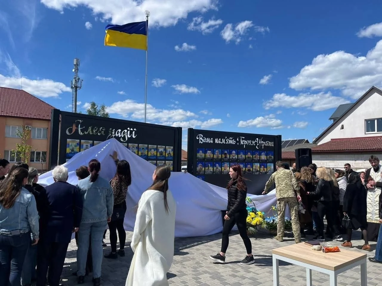 Вічний меморіал в Іванівцях: громада вшанувала імена 28 полеглих Героїв