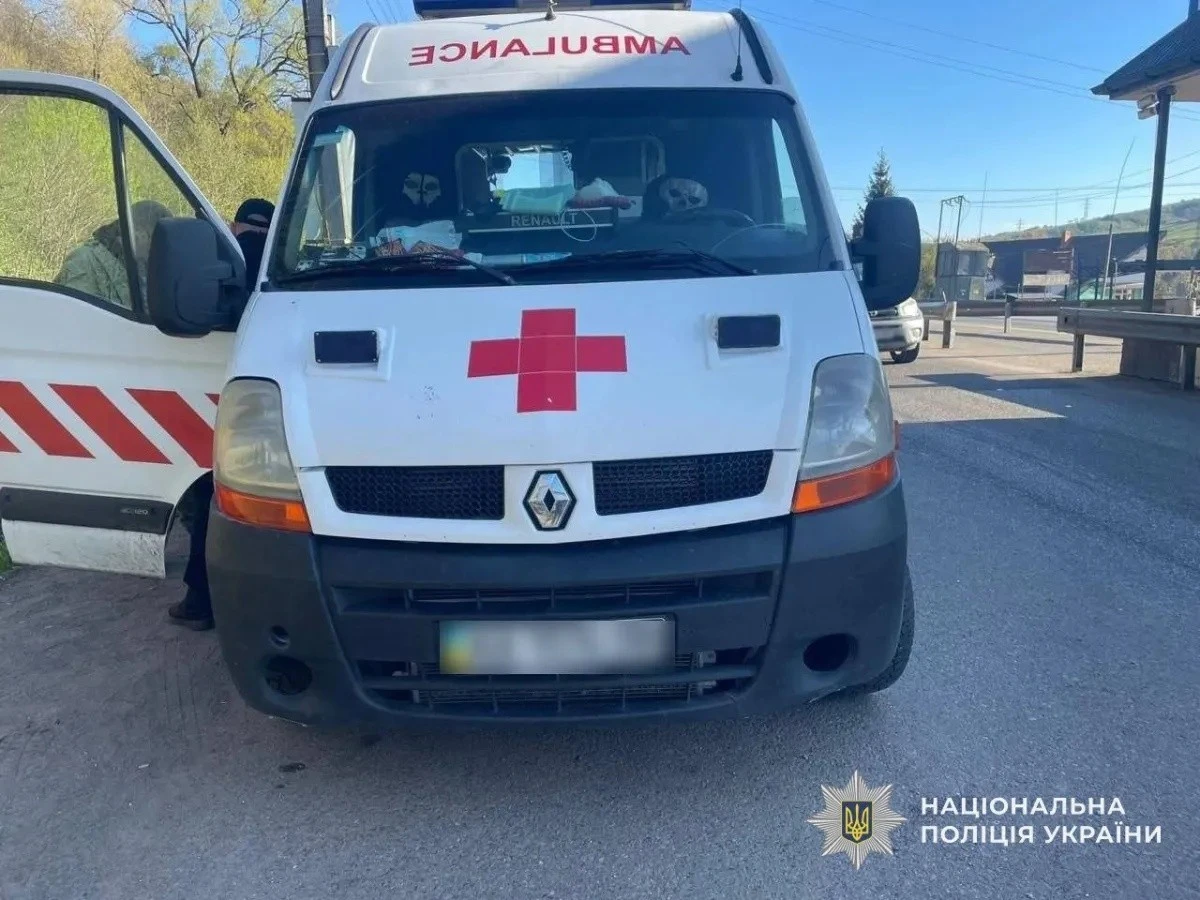 Фіктивна медевакуація: на Закарпатті викрили схему вивезення чоловіків спецтранспортом