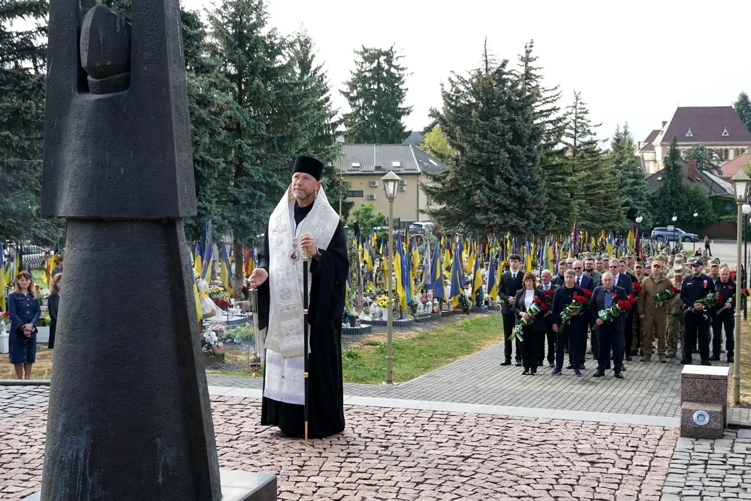 Пам’ять крізь покоління: в Ужгороді вшанували борців із нацизмом та сучасних героїв
