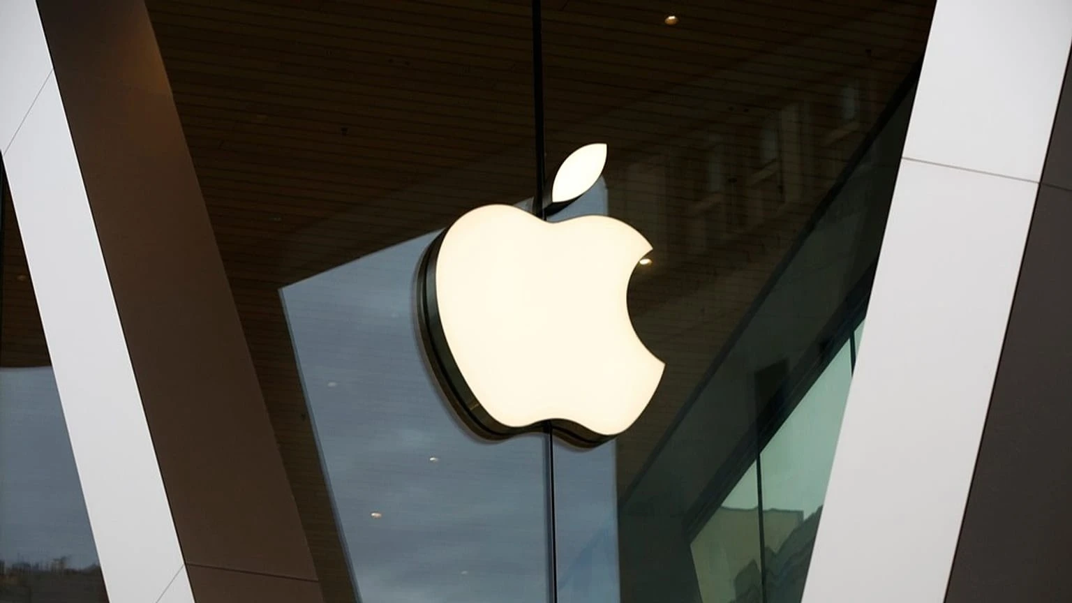 Apple готує революційний iPhone із чотиристороннім вигином екрана