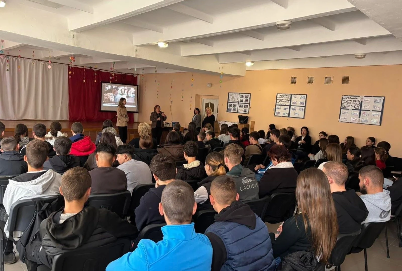 Закарпатських підлітків у месенджерах намагалися втягнути в кримінал через обіцянки заробітку