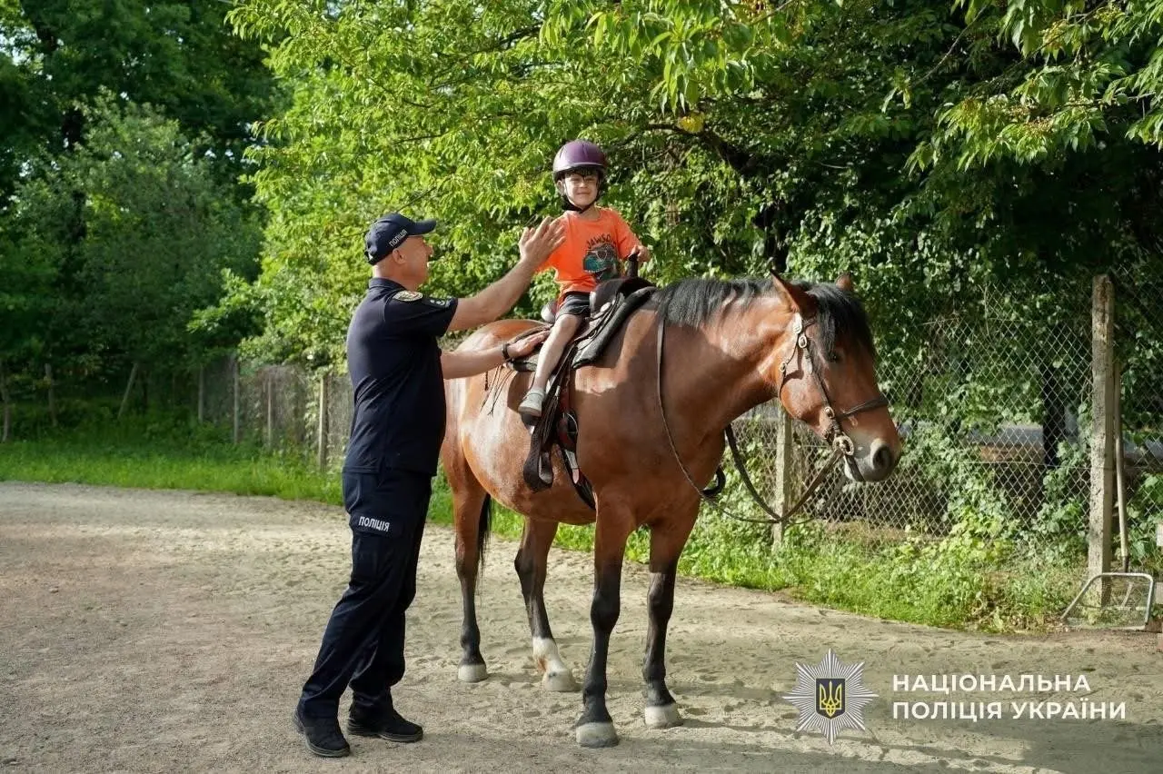 П’ять родин українських захисників пройшли психологічне відновлення на Закарпатті за допомогою іпотерапії