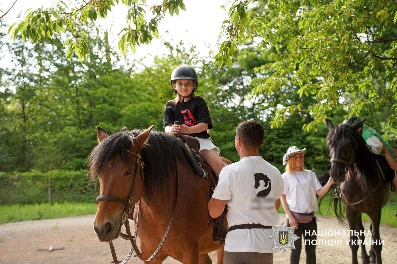 П’ять родин українських захисників пройшли психологічне відновлення на Закарпатті за допомогою іпотерапії