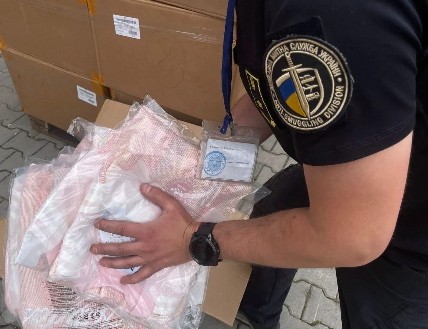Контрабанда на Закарпатті: замість технічних деталей до України везли елітний спорттовар