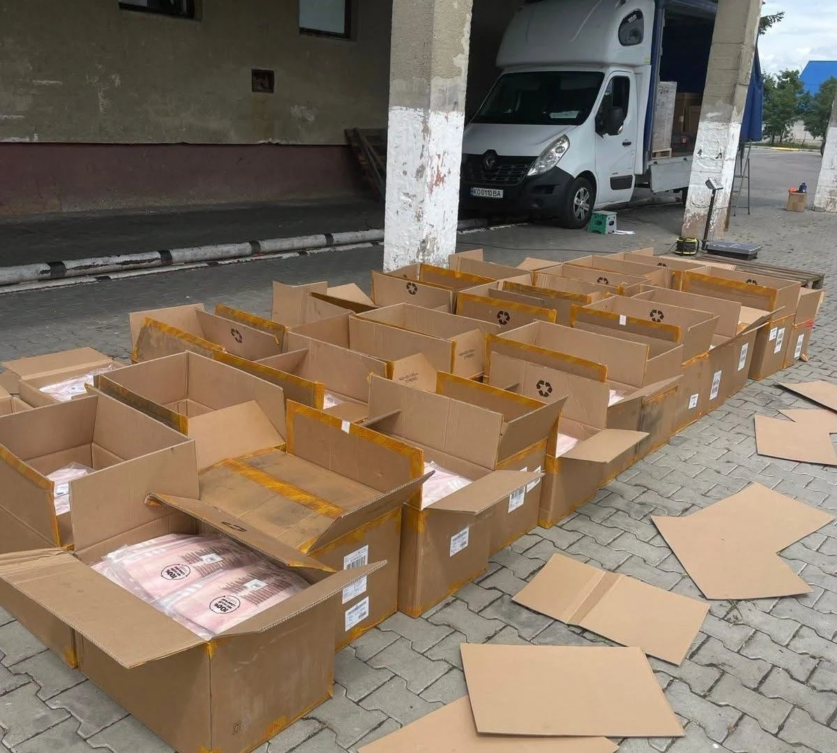Контрабанда на Закарпатті: замість технічних деталей до України везли елітний спорттовар