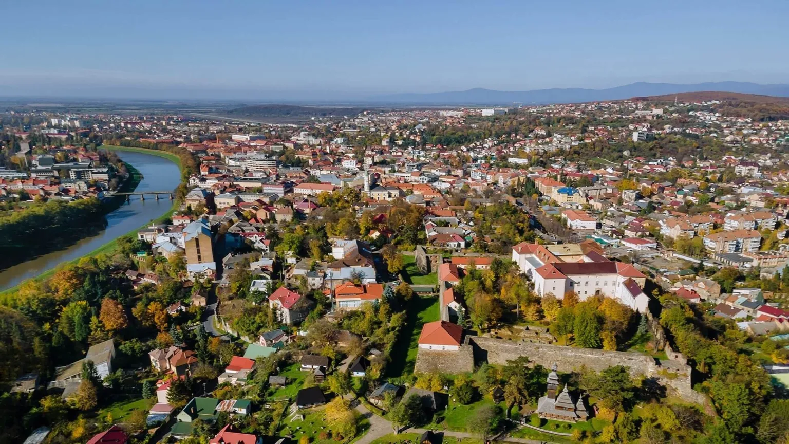 Ужгород очищують від незаконних споруд та літніх майданчиків