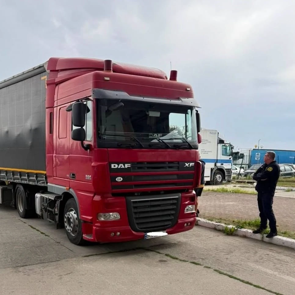 Схему переправлення тютюну за кордон викрили на кордоні у Львівській області